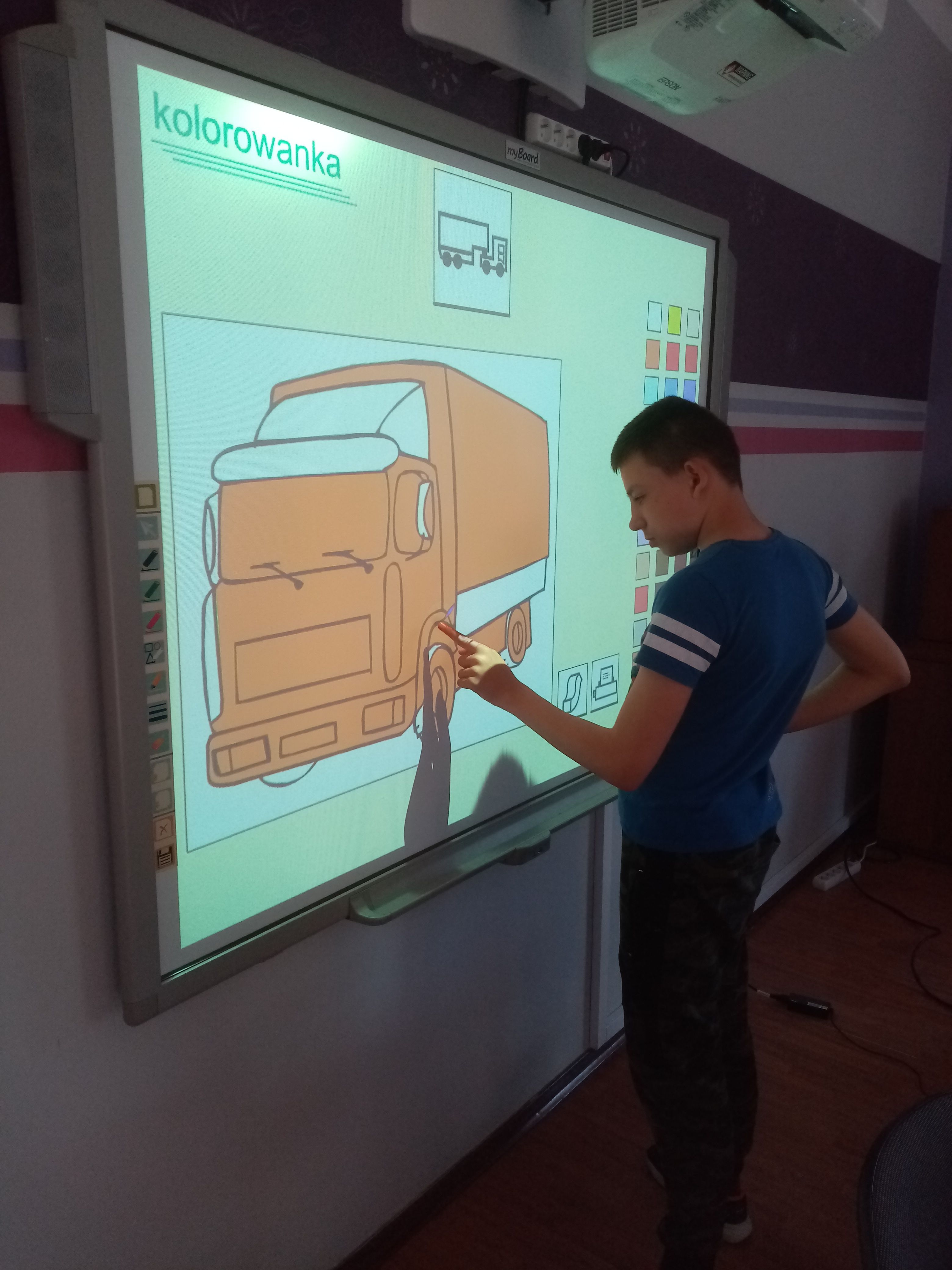 Uczeń dobiera i kolorouje symbole Makaton z wykorzystaniem tablicy interaktywnej